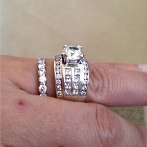 Women’s beautiful natural Diamond Wedding ring w/appraisal